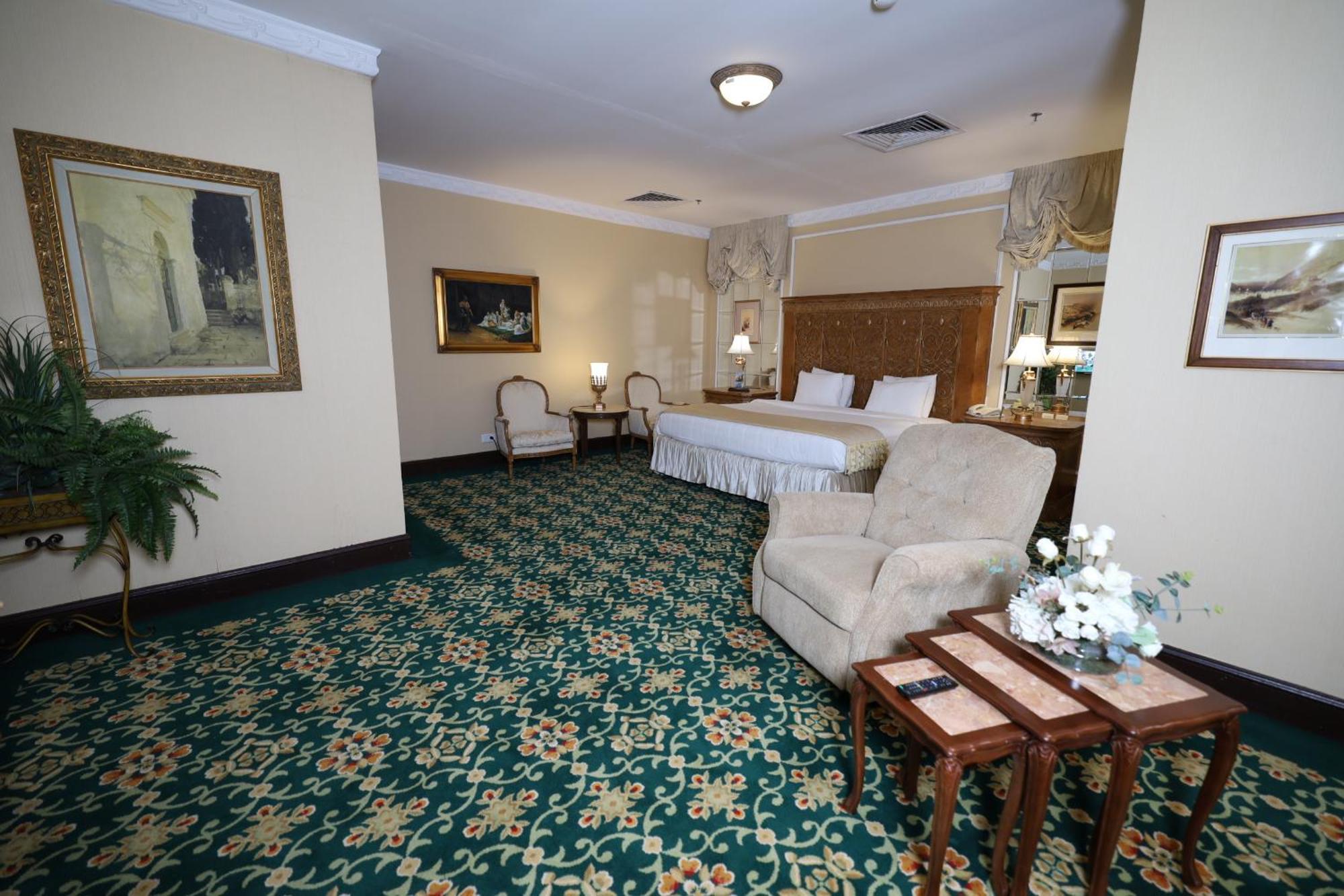 Hotel Habitat Suites,